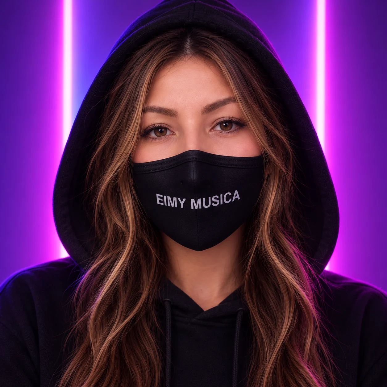 Eimy Música en su faceta de artista, con capucha y mascarilla negra en un ambiente neón